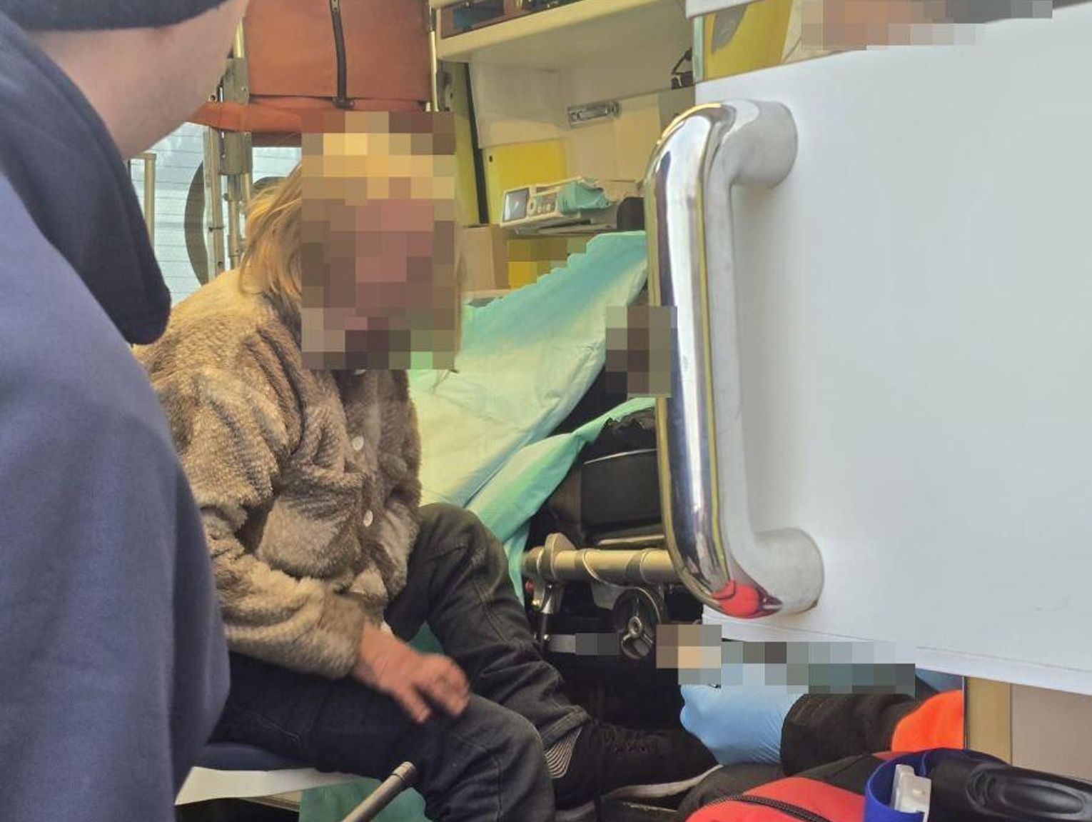 Leżeli na płonącej kanapie, tylko policjantom zawdzięczają życie [ZDJĘCIA]