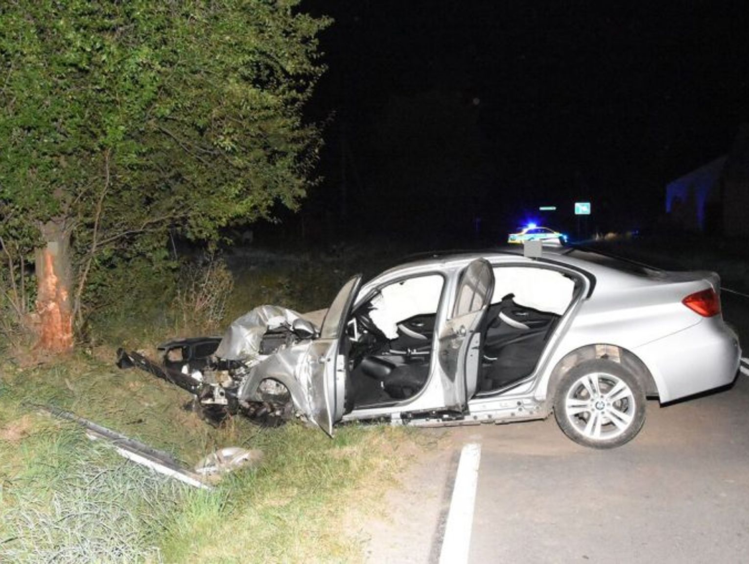BMW z impetem wbiło się w drzewo. Kierowca trafił do szpitala