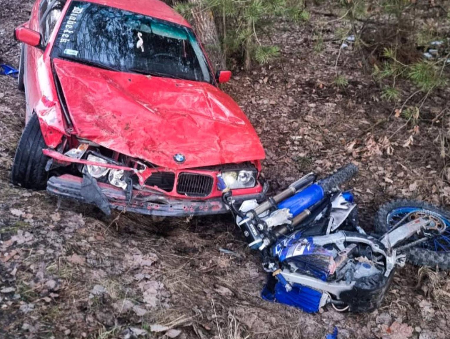 BMW zderzyło się z motocyklem w Gdoli. Kierowca jednośladu poszkodowany
