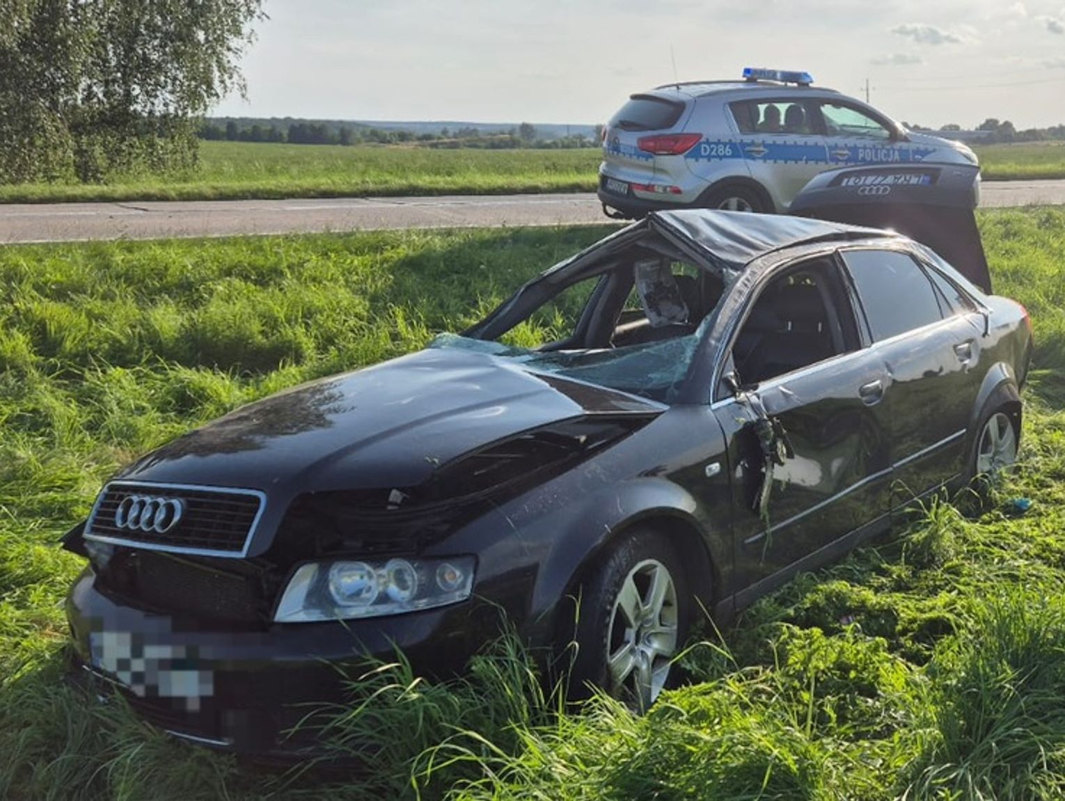 Brawura, alkohol i narkotyki. 26-latek dachował po zderzeniu z Audi