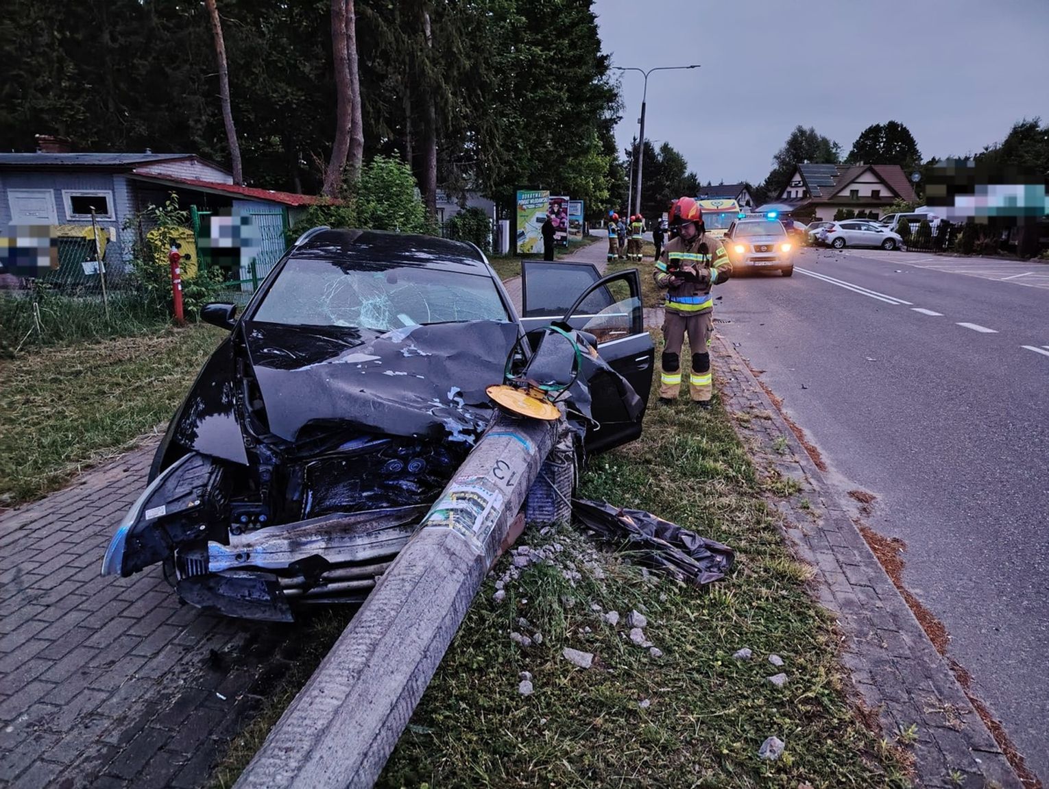 Brawurowa jazda w Okunince. Nietrzeźwy 19-latek staranował auta i rozbił Audi o latarnię [ZDJĘCIA]