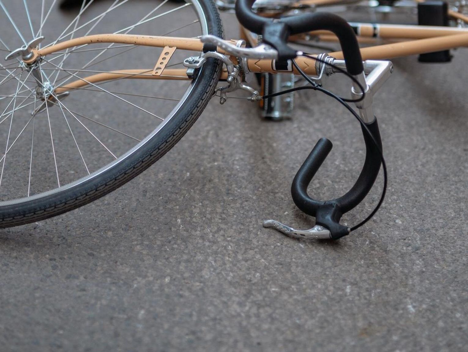 Chełm. Nieszczęśliwy wypadek na ścieżce rowerowej. Cyklistka w ciężkim stanie po upadku