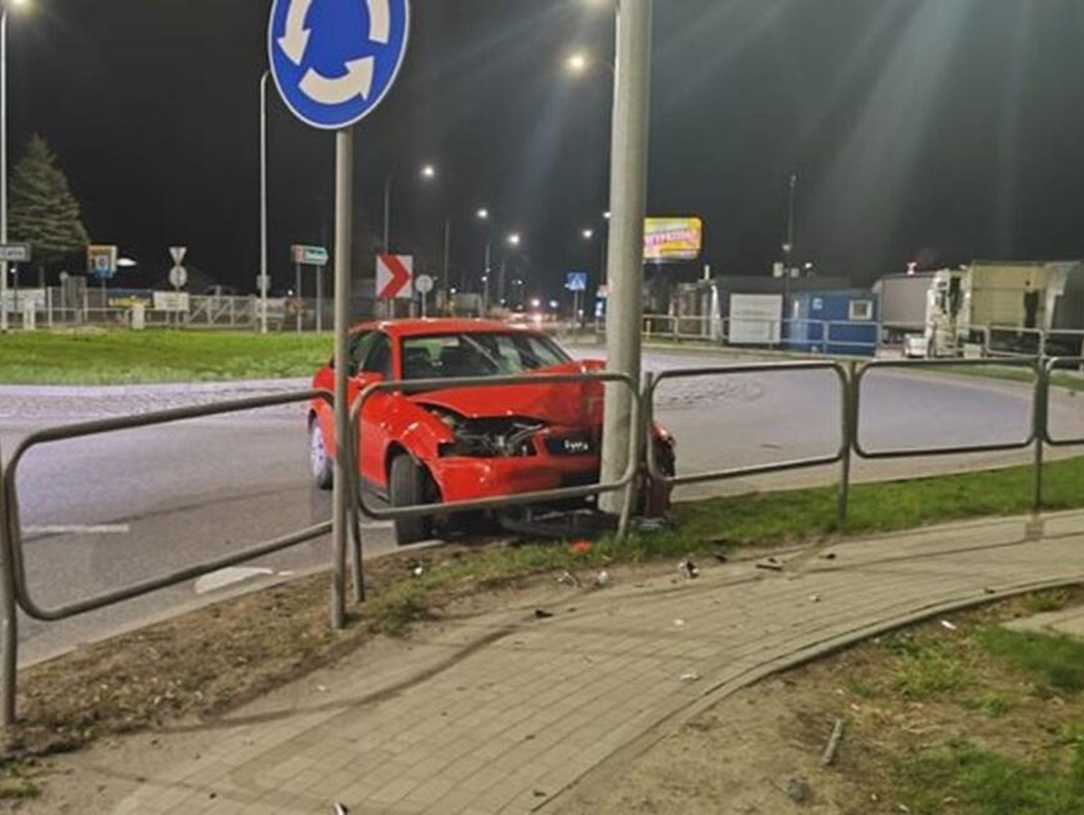 Chełm. Pod prąd i w latarnię. Pijany kierowca w rękach policjantów po służbie