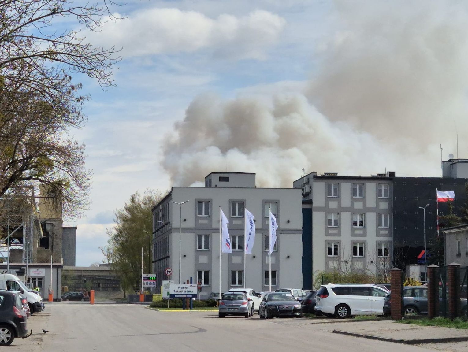 Chełm. Pożar w zakładzie przetwarzania opon na ul. Fabrycznej. Prezydent zwołał sztab kryzysowy