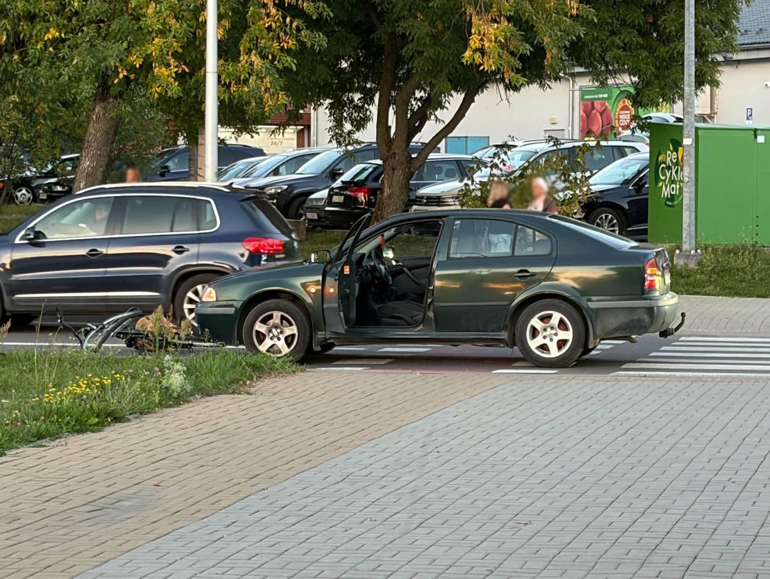 Chełm. Chwila nieuwagi przy rondzie. Rowerzystka trafiła do szpitala