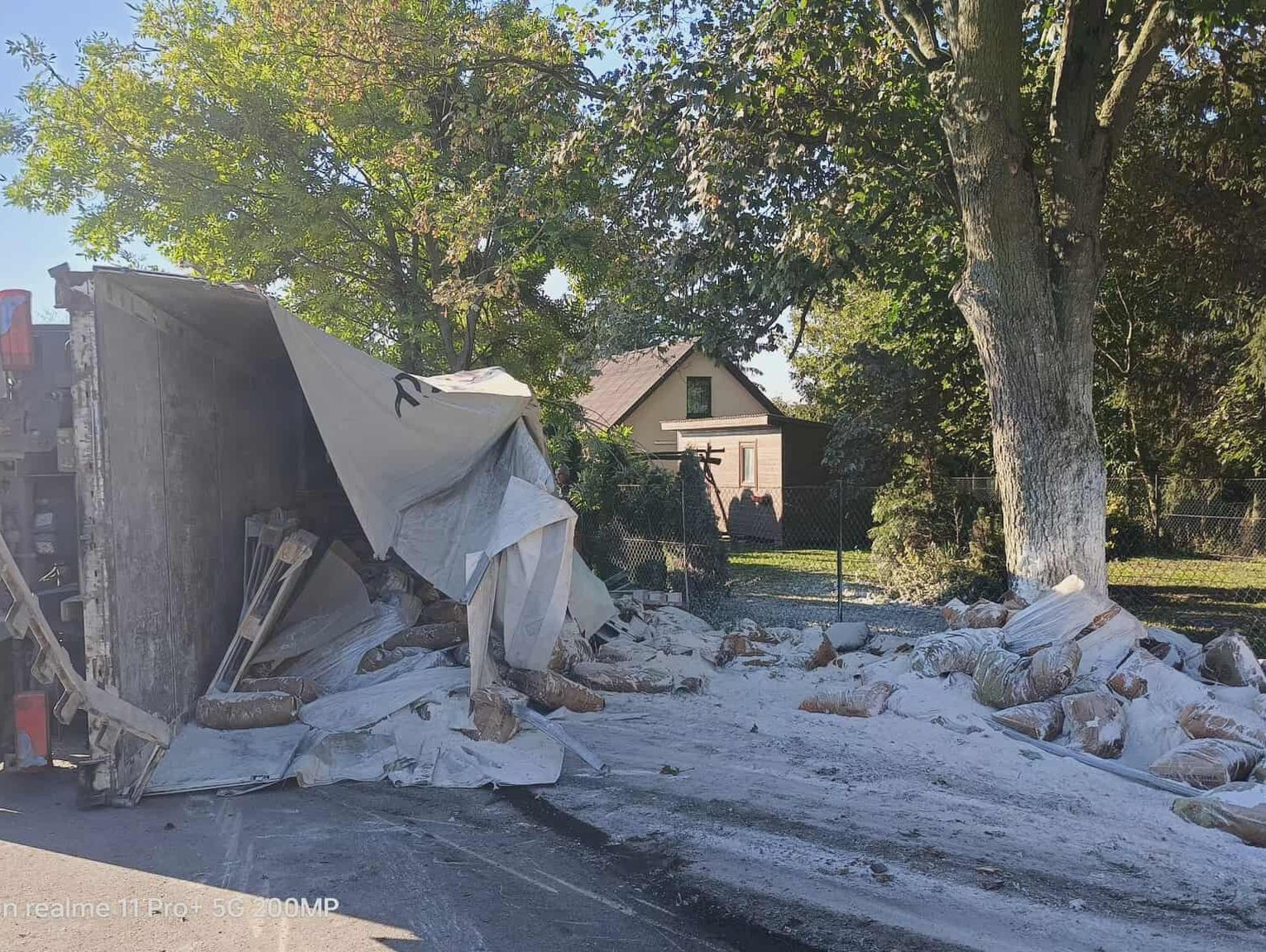 Ciężarówka z mąką wywróciła się w Koziej Górze i zablokowała drogę [ZDJĘCIA]
