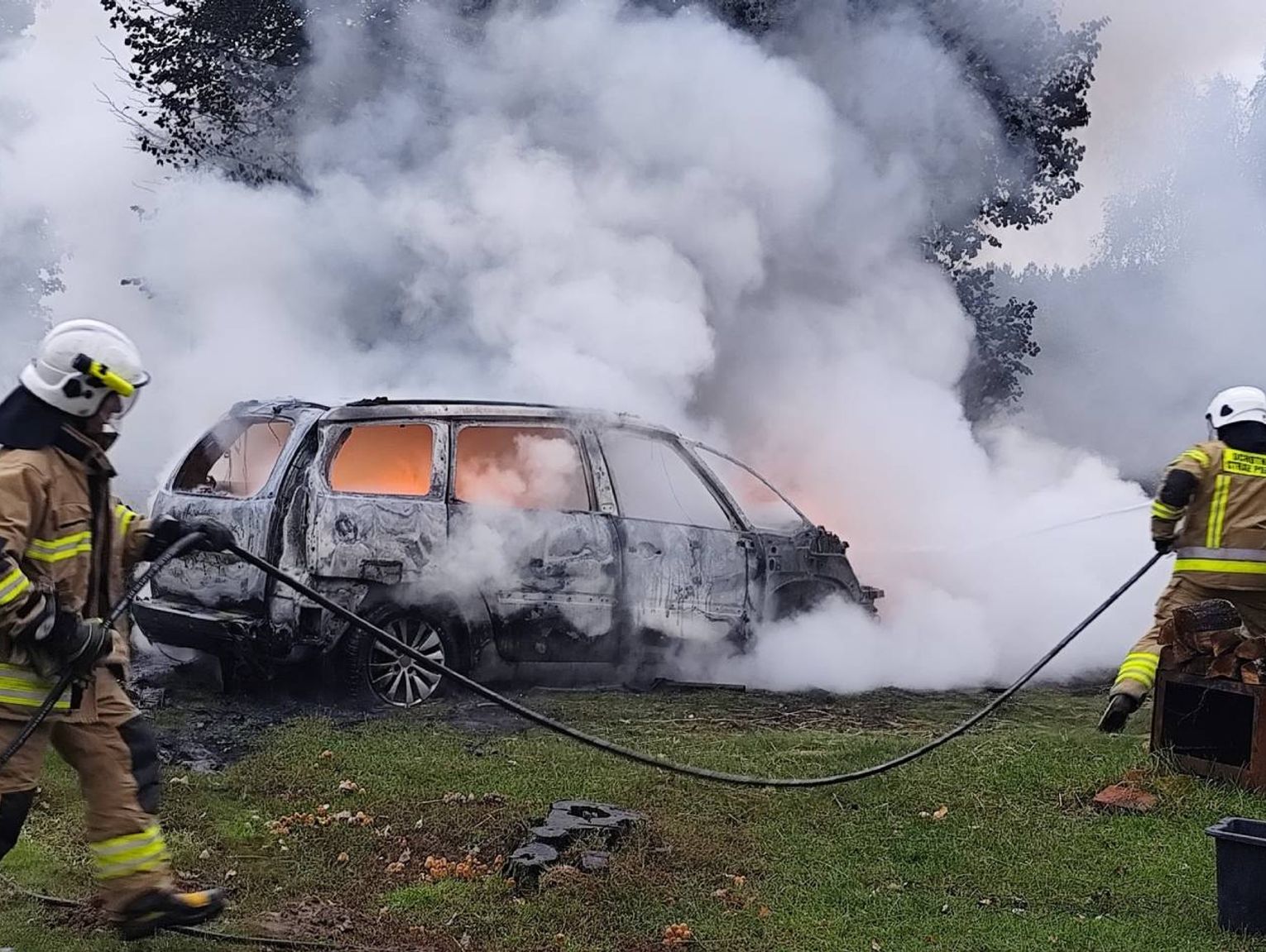 Citroen stanął w ogniu na podwórku w Hannie. Auto spłonęło doszczętnie [ZDJĘCIA]