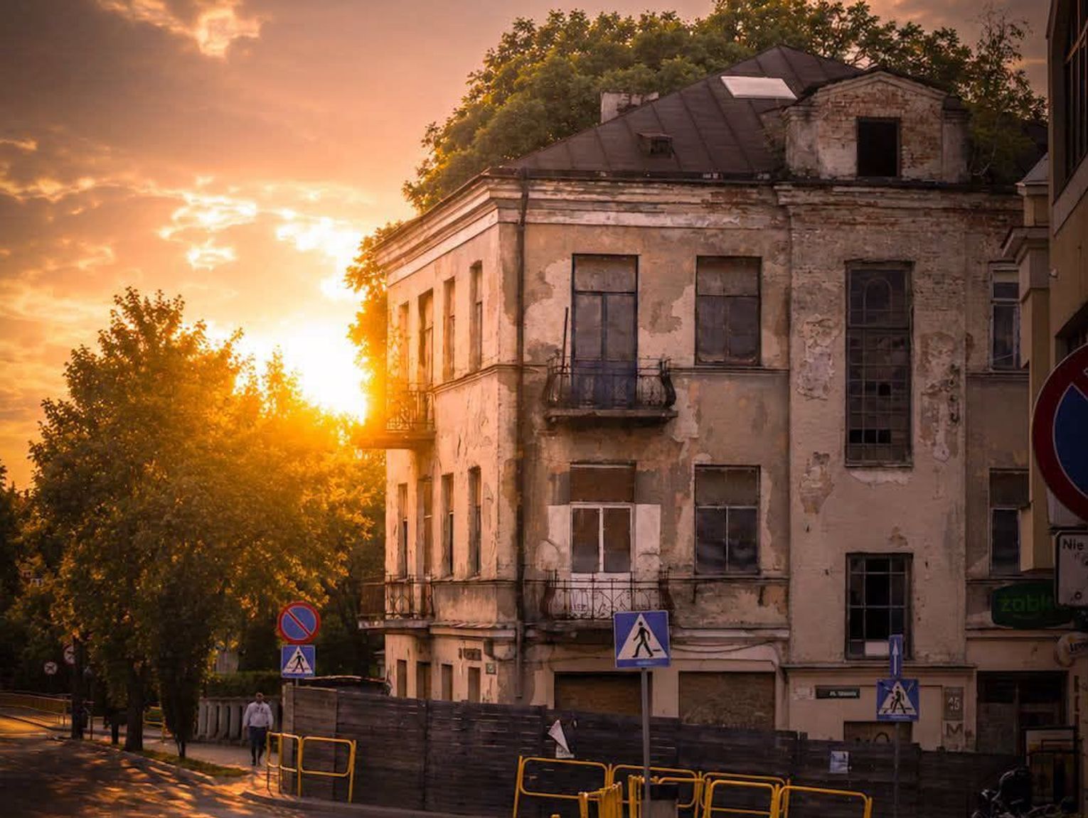 Co dalej z ruderą przy Szkolnej? Miasto planuje remont za prawie 4 mln zł