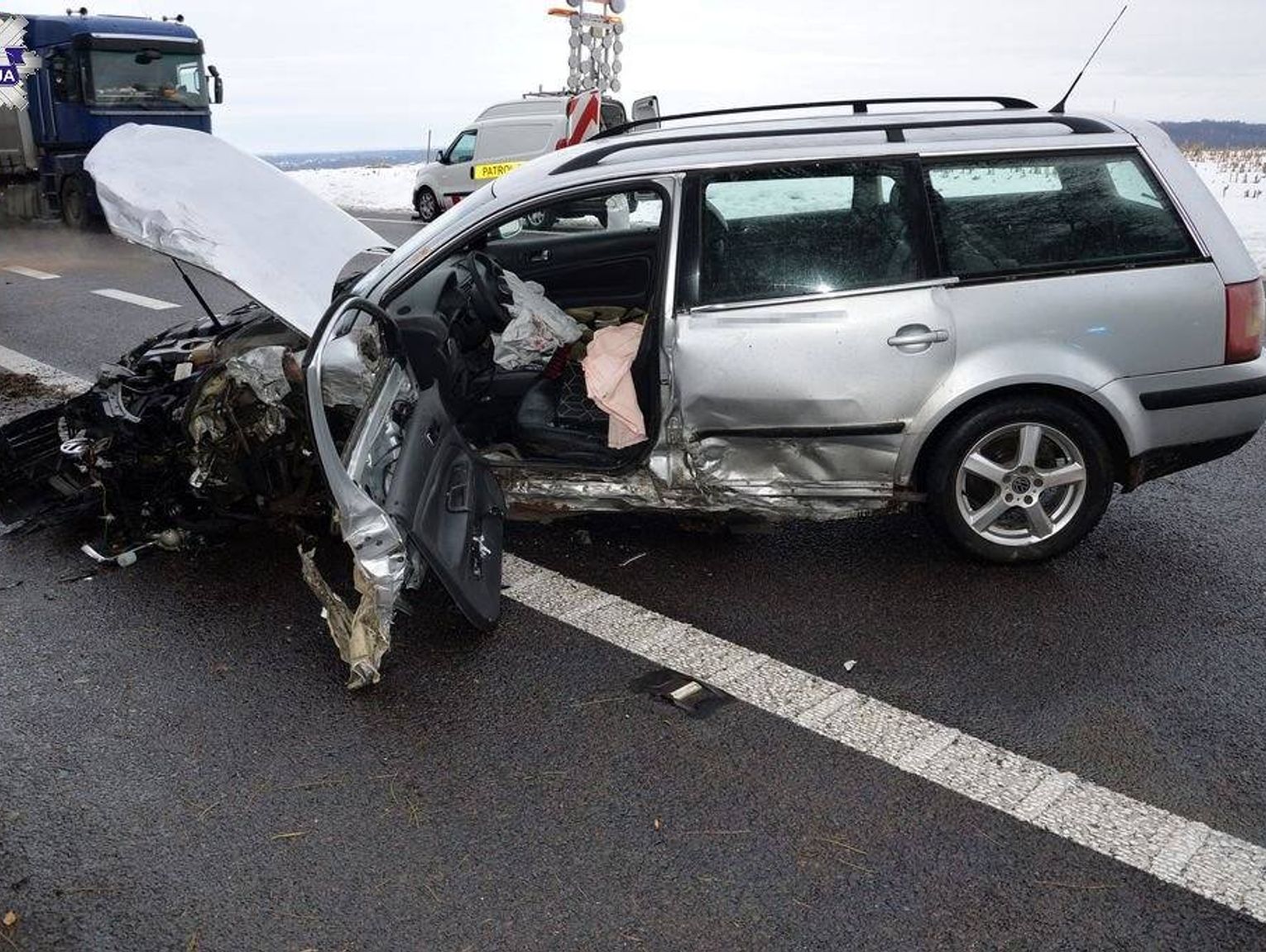 Czołowe zderzenie dwóch osobówek. Kierowcy zabrani do szpitala [ZDJĘCIA]