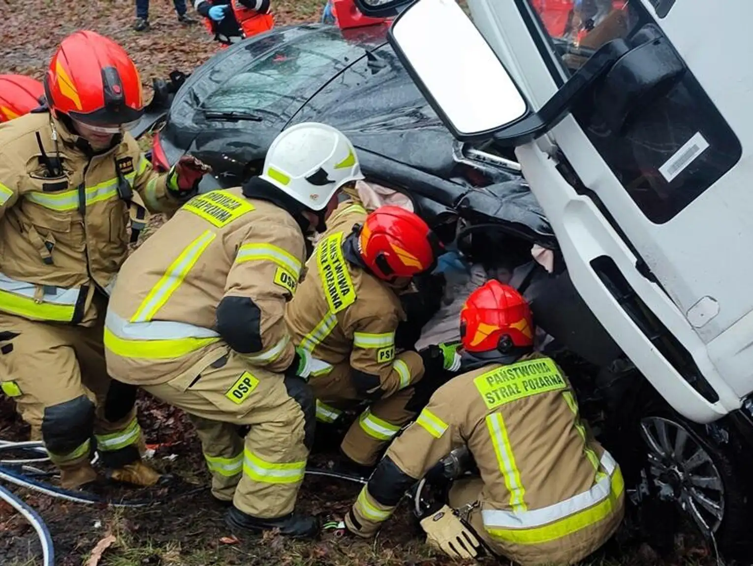 Czołowe zderzenie na krajowej 17 w Łopienniku Nadrzecznym. Dwie osoby w szpitalu [GALERIA ZDJĘĆ]