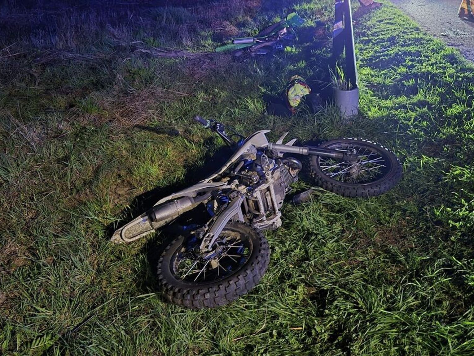 Czołowe zderzenie nastolatków na crossach. Obaj trafili do szpitala