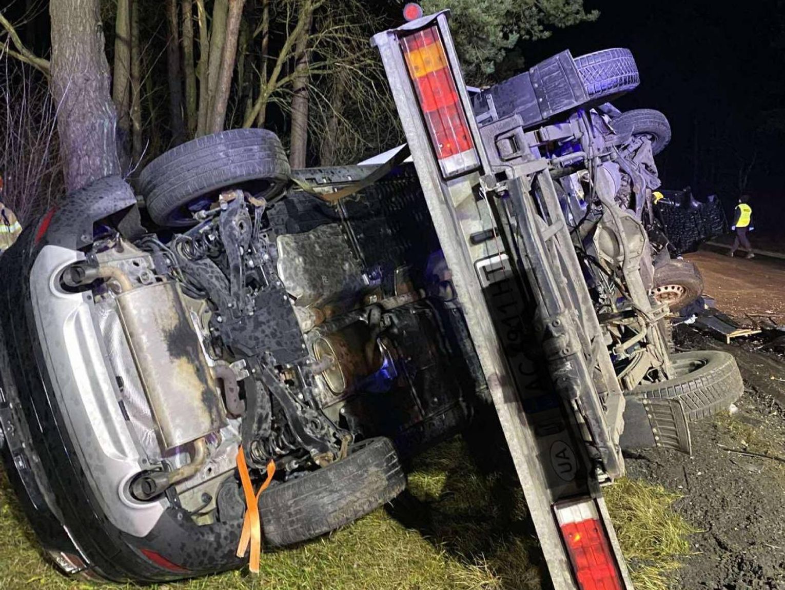 Czołowe zderzenie osobówki z lawetą w Lucie. Trzy osoby zabrane do szpitala [ZDJĘCIA]