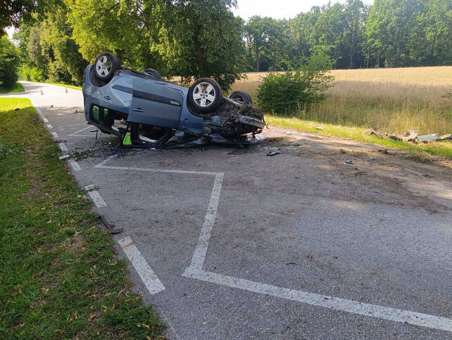 Dachowanie osobówki. Kierowca był pijany. Wcześniej uciekł z miejsca zdarzenia