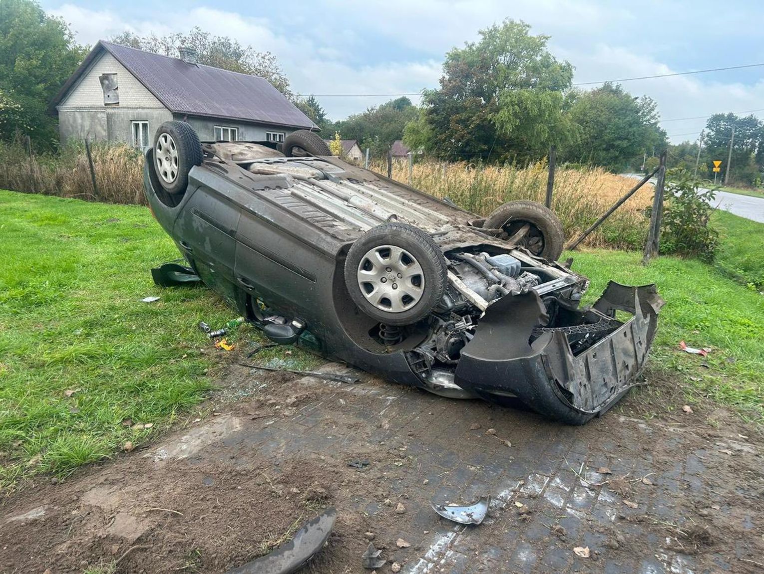 Dachowanie w Orłowie Drewnianym. Kierowca chciał uniknąć zderzenia z jeleniem
