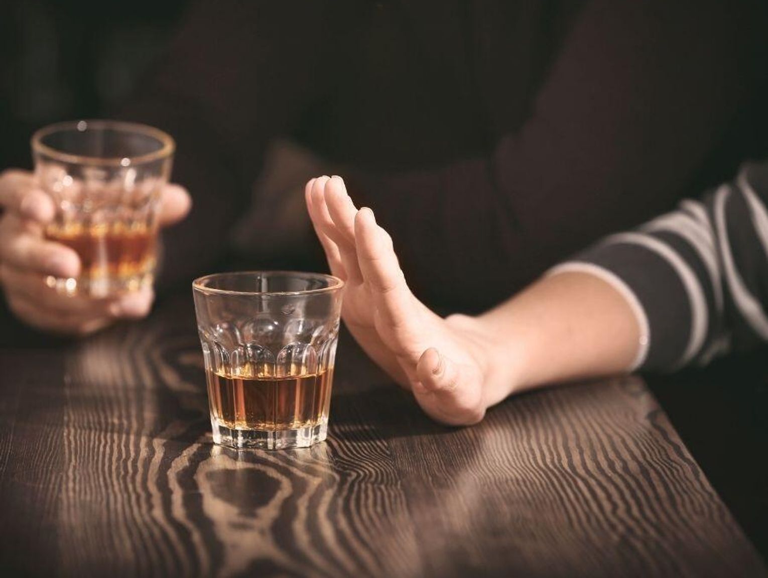 Polacy ograniczają alkohol. Dlaczego? Trzy powody dominują