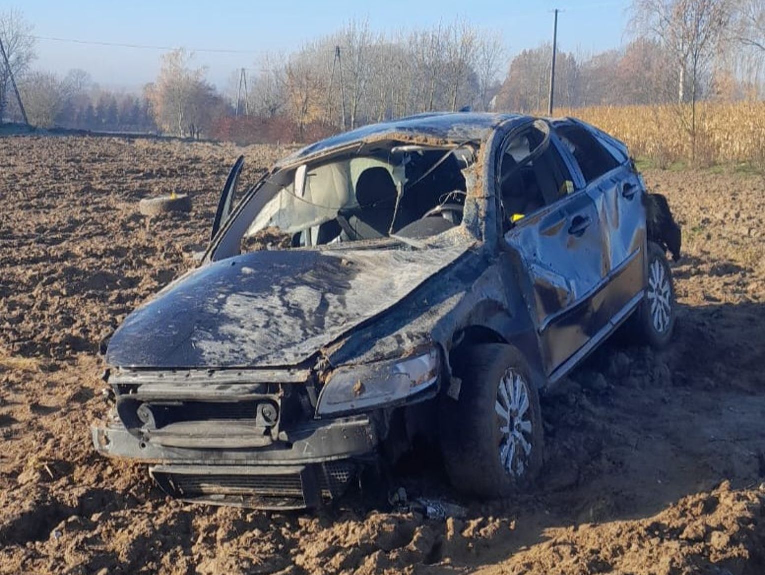Dobijała się do drzwi, szukając pomocy. Na polu stało rozbite auto