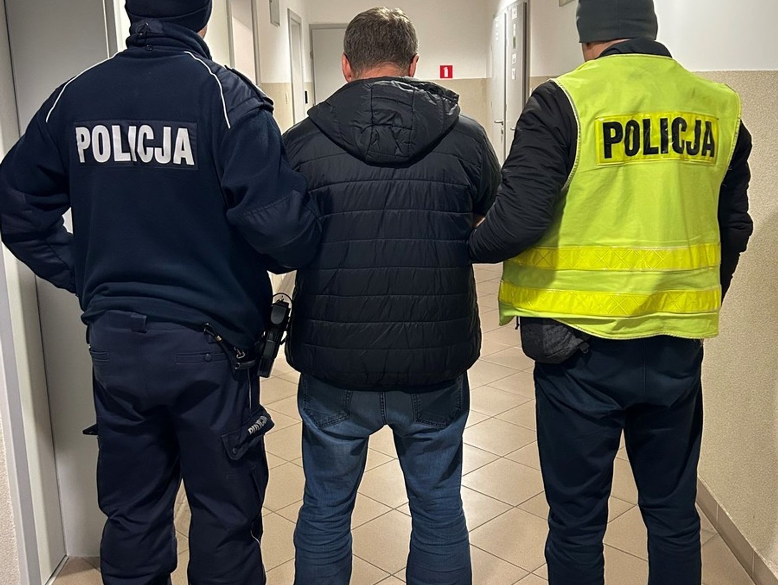 Obywatel Ukrainy deportowany za kilka kradzieży w „Biedronce”