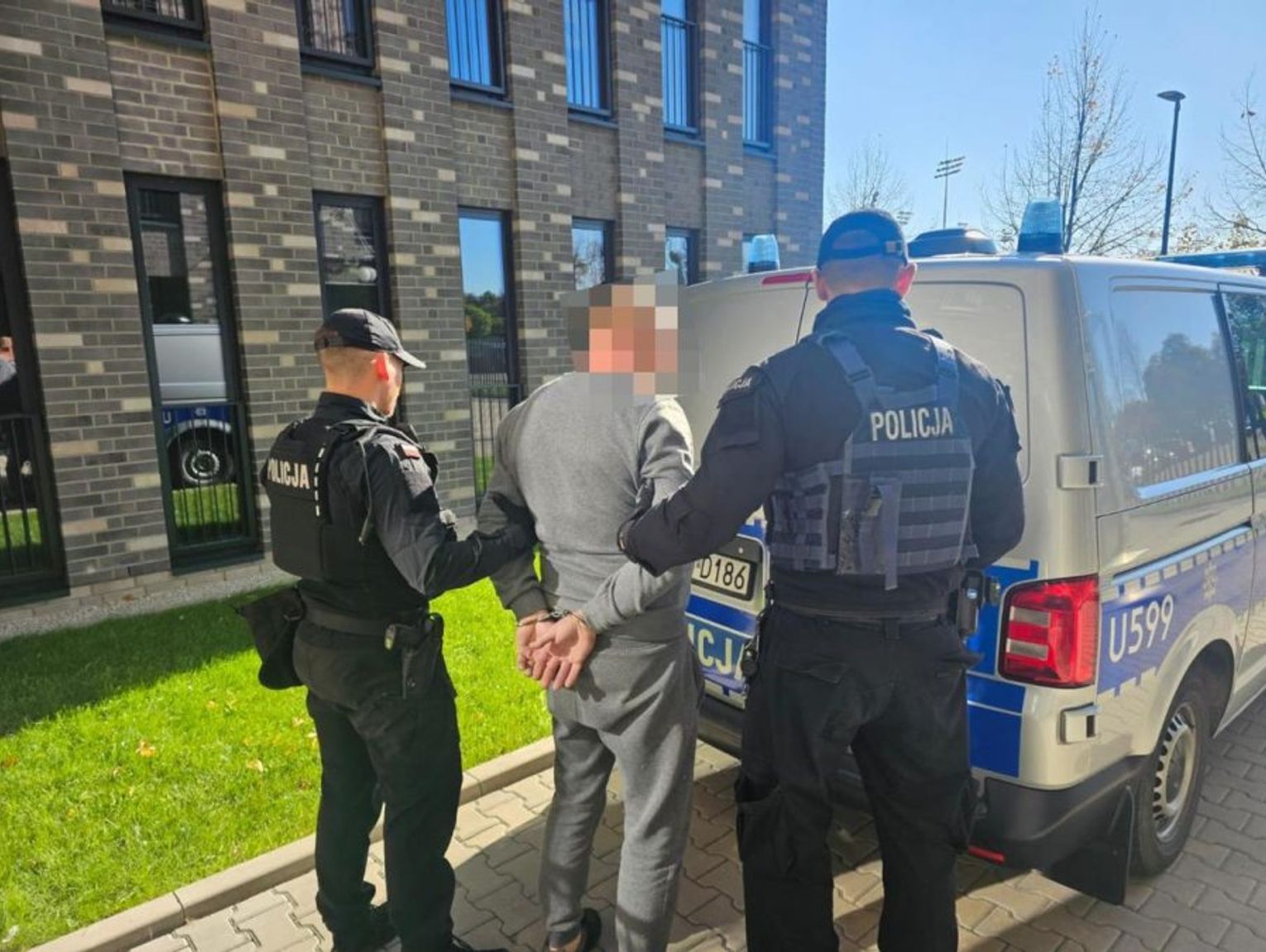 Z KRAJU. Dramat w środku nocy. Ojciec i syn przykuli 72-latkę do kaloryfera