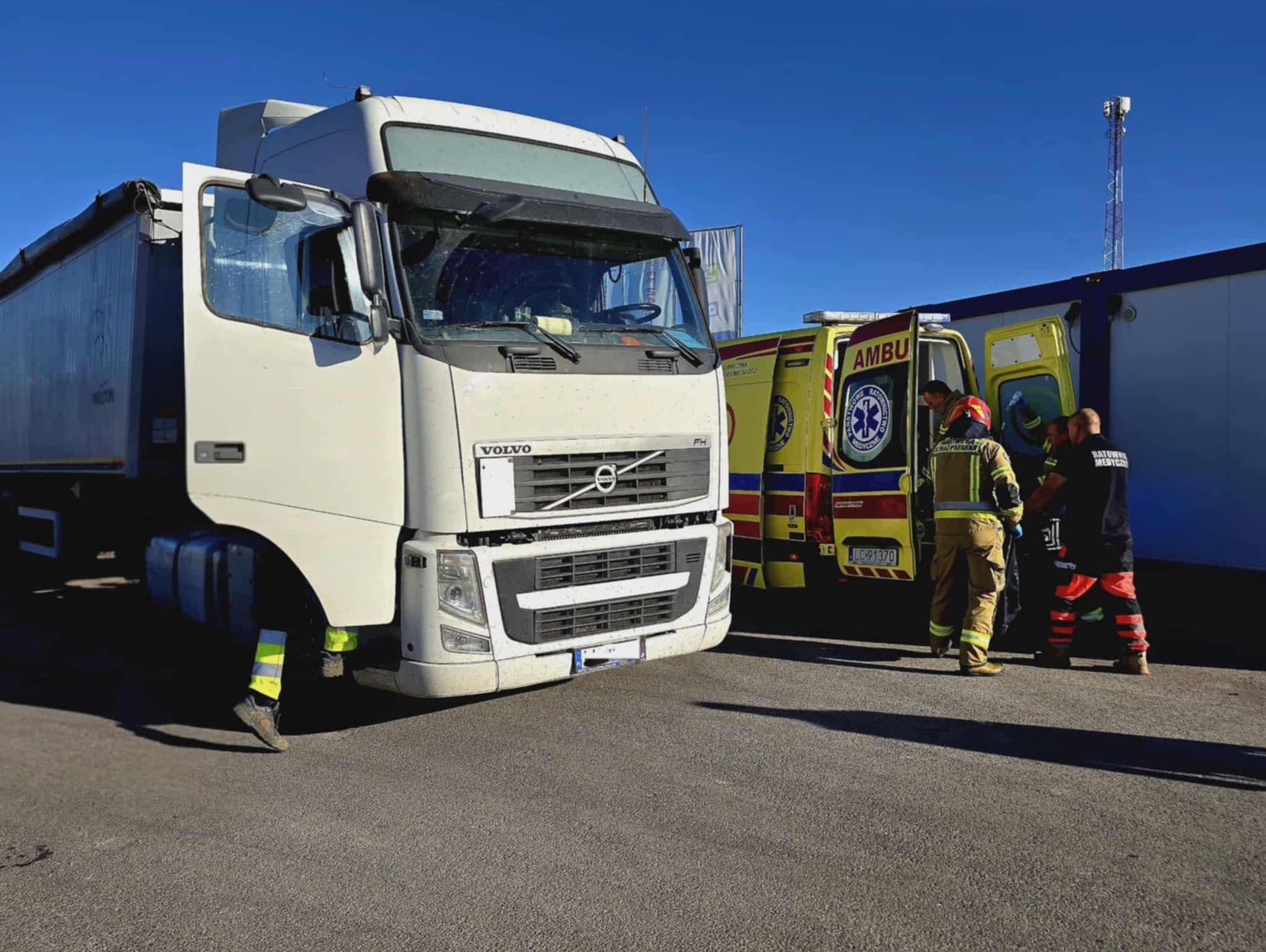 Dramatyczna akcja ratunkowa w Siennicy Nadolnej. Walczyli o życie kierowcy ciężarówki