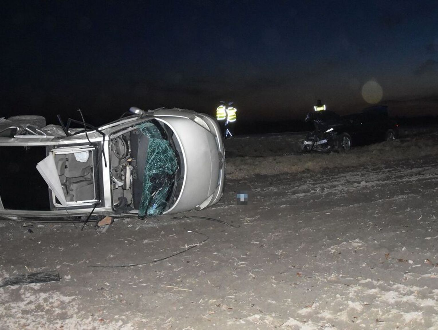 Dramatyczny finał wyprzedzania dwóch aut. Kierowca ma poważne obrażenia