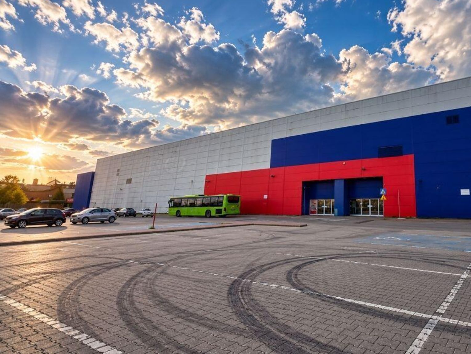 Drifting przy dawnym Tesco. Straż Miejska chce nocnych patroli policji