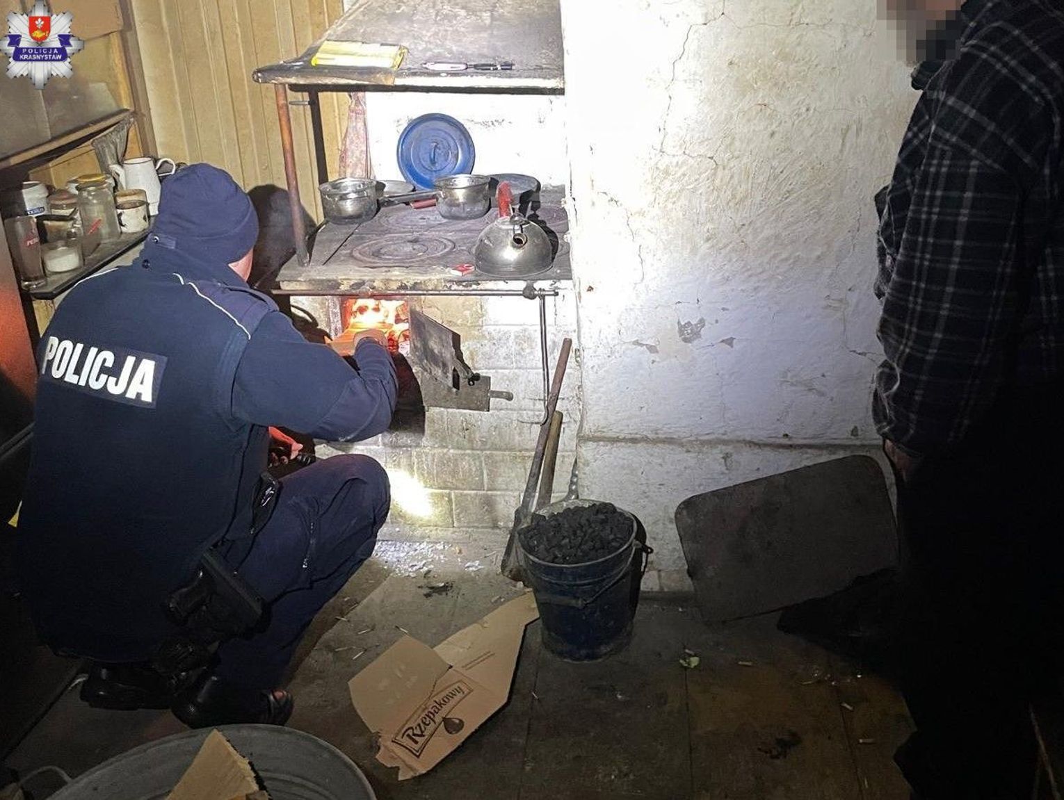 Dzielnicowi z Żółkiewki ratują seniora. W domu było zimno i ciemno