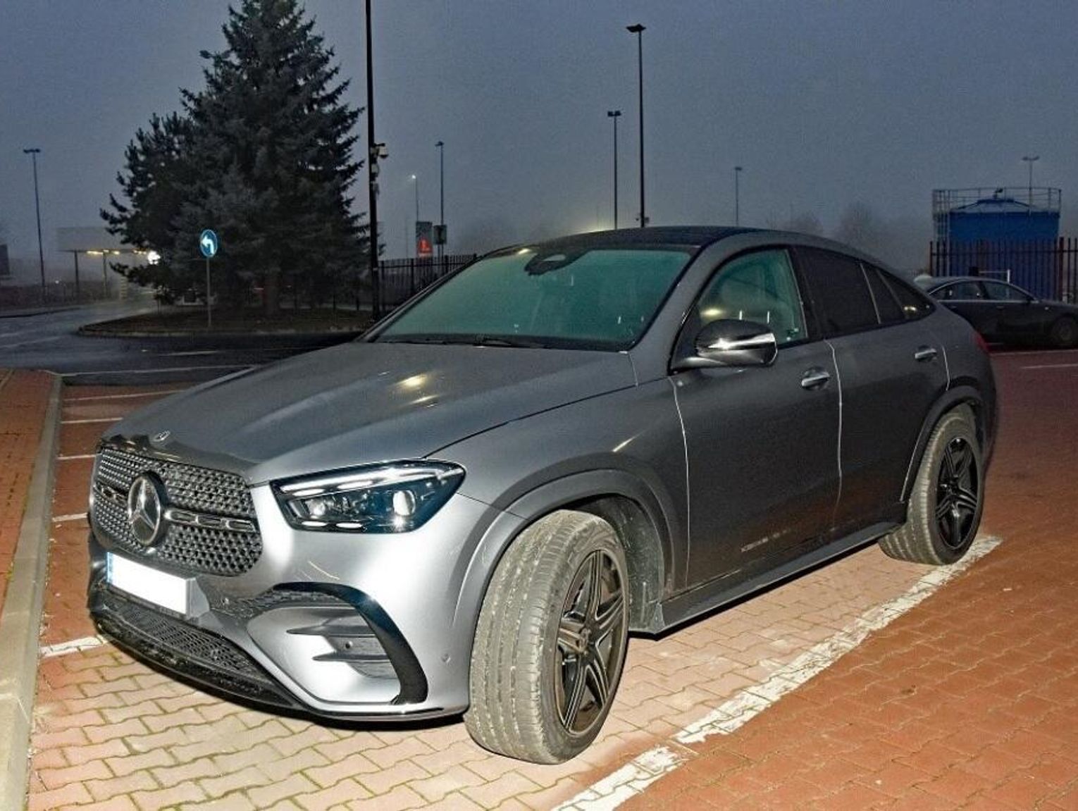 Funkcjonariusze NOSG odzyskali drogiego mercedesa