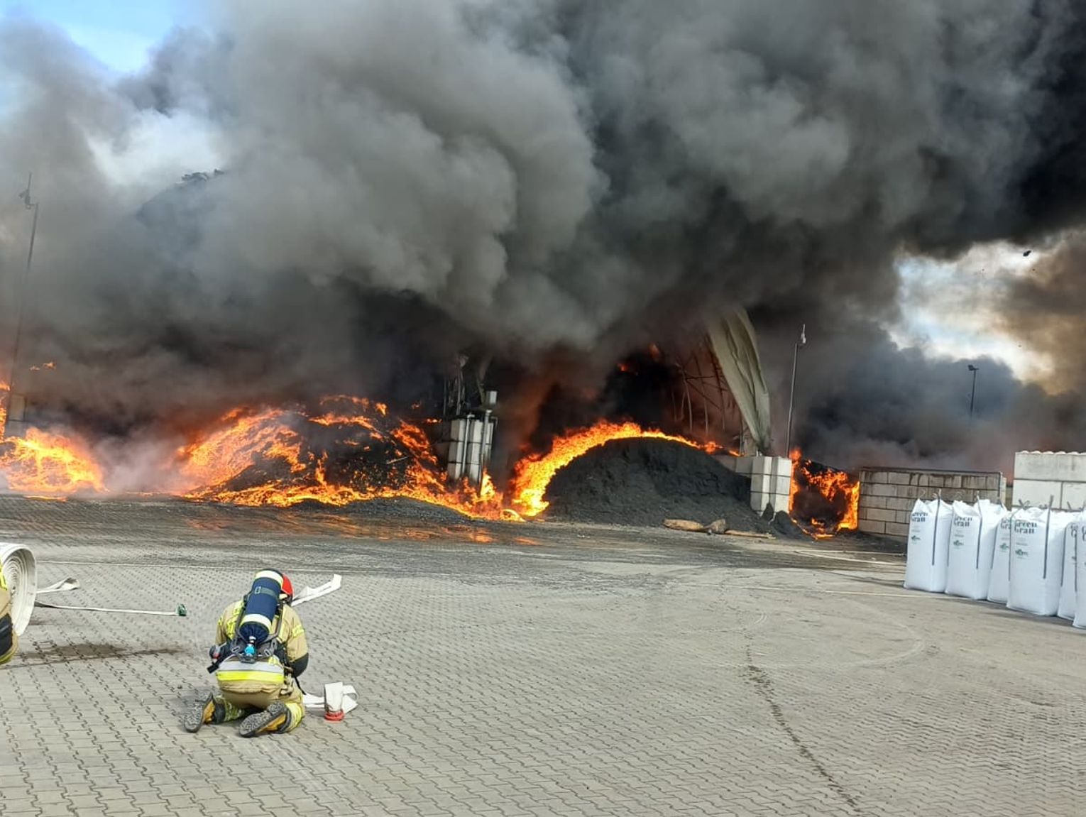 Gigantyczny pożar firmy recyklingowej. Chełmscy strażacy ponad dobę walczyli z żywiołem [ZDJĘCIA]