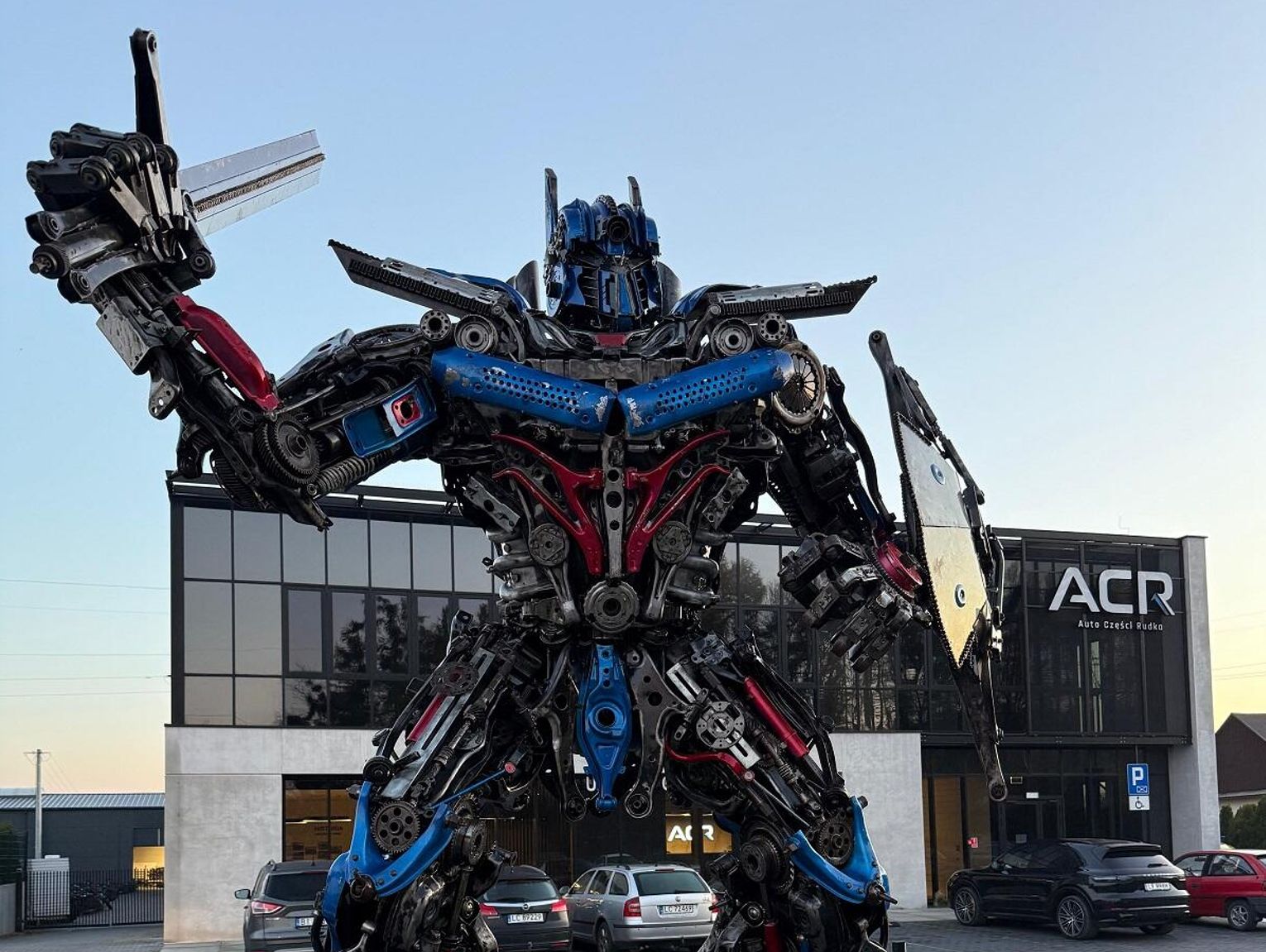 Gigantyczny robot z części samochodowych podbija Chełm. Okazuje się, iż ma brata...