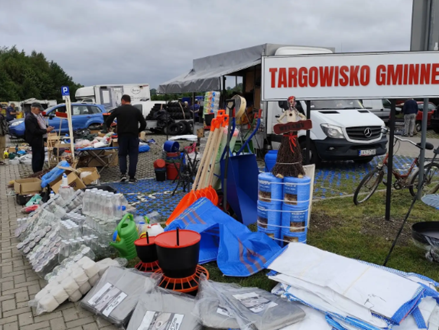 Gm. Chełm. Kontrowersje wokół „Końskiego targu” w Żółtańcach. Mieszkańcy alarmują o chorym drobiu, służby uspokajają
