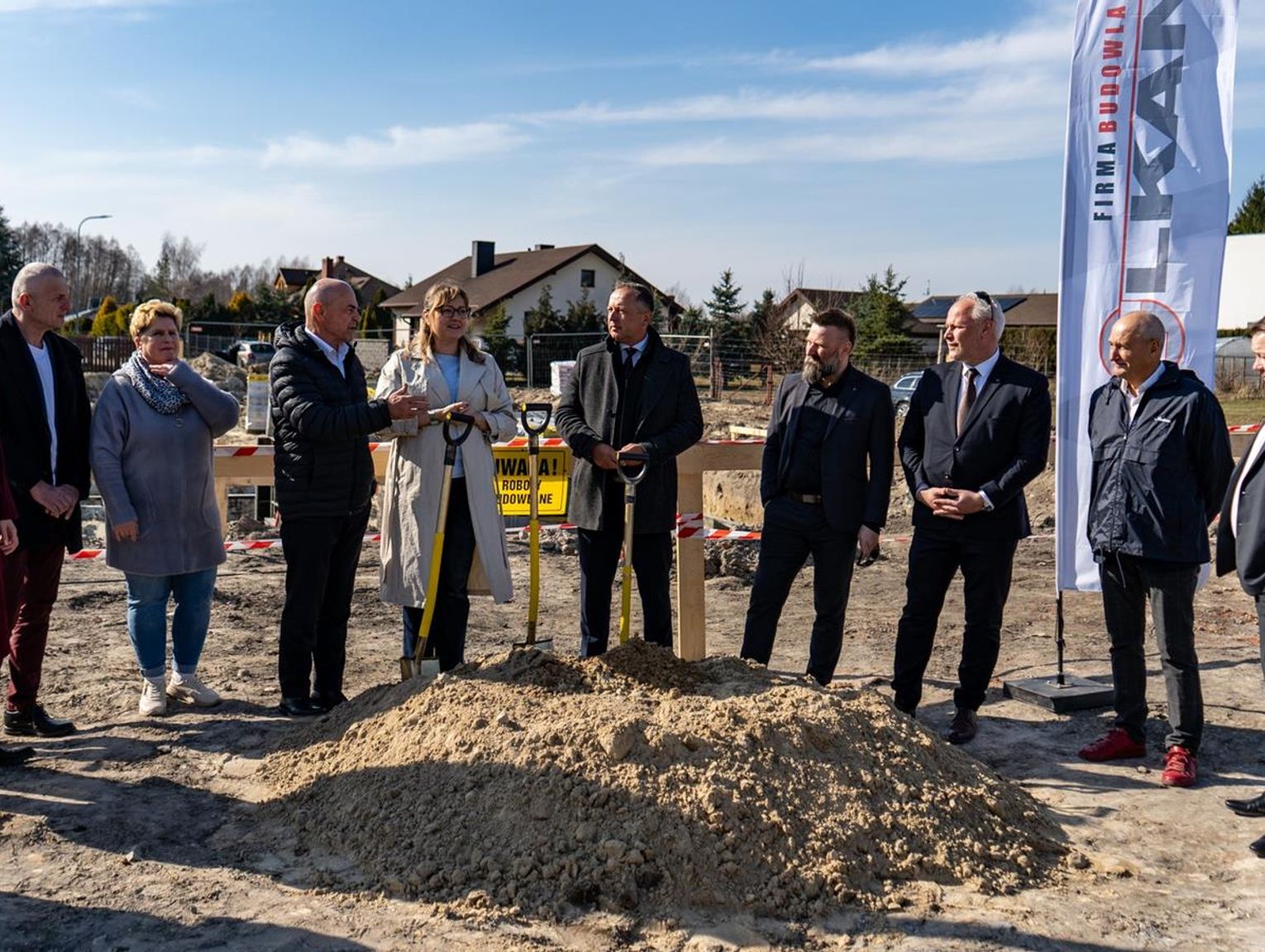 Gm. Chełm. Wbili symboliczną łopatę. Budowa przedszkola ruszyła