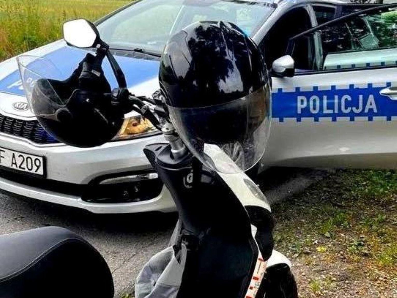 Pijany motorowerzysta wjechał pod koła policyjnego radiowozu