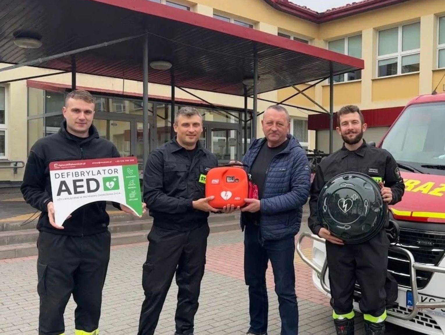 Gm. Izbica. Kolejny defibrylator AED. Strażacy zadbali też o szkolenia