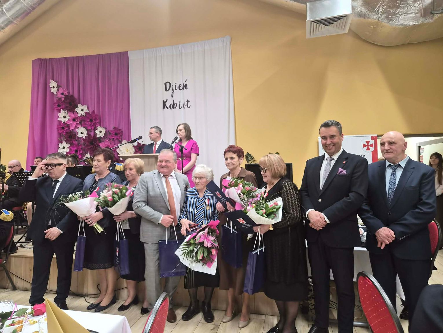 Gm. Izbica. Medale dla mieszkanek aktywnie wspierających gminę [GALERIA ZDJĘĆ]