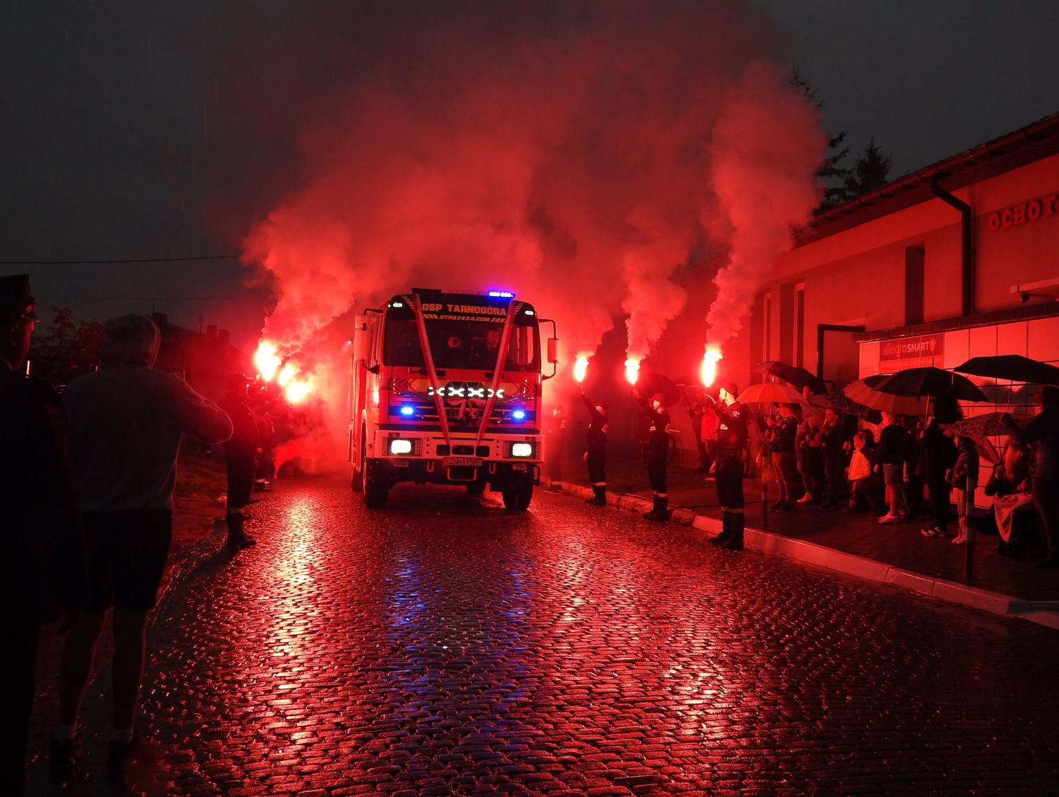 Gm. Izbica. Nowy wóz w remizie OSP Tarnogóra. Strażacy odebrali kluczyki