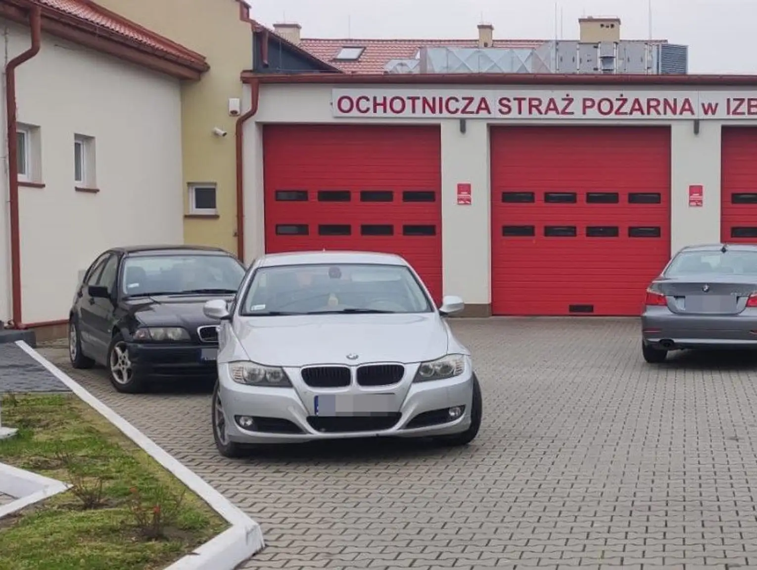 Gm. Izbica. Trzy 38-latki zablokowały wyjazd strażakom na akcję swoimi BMW