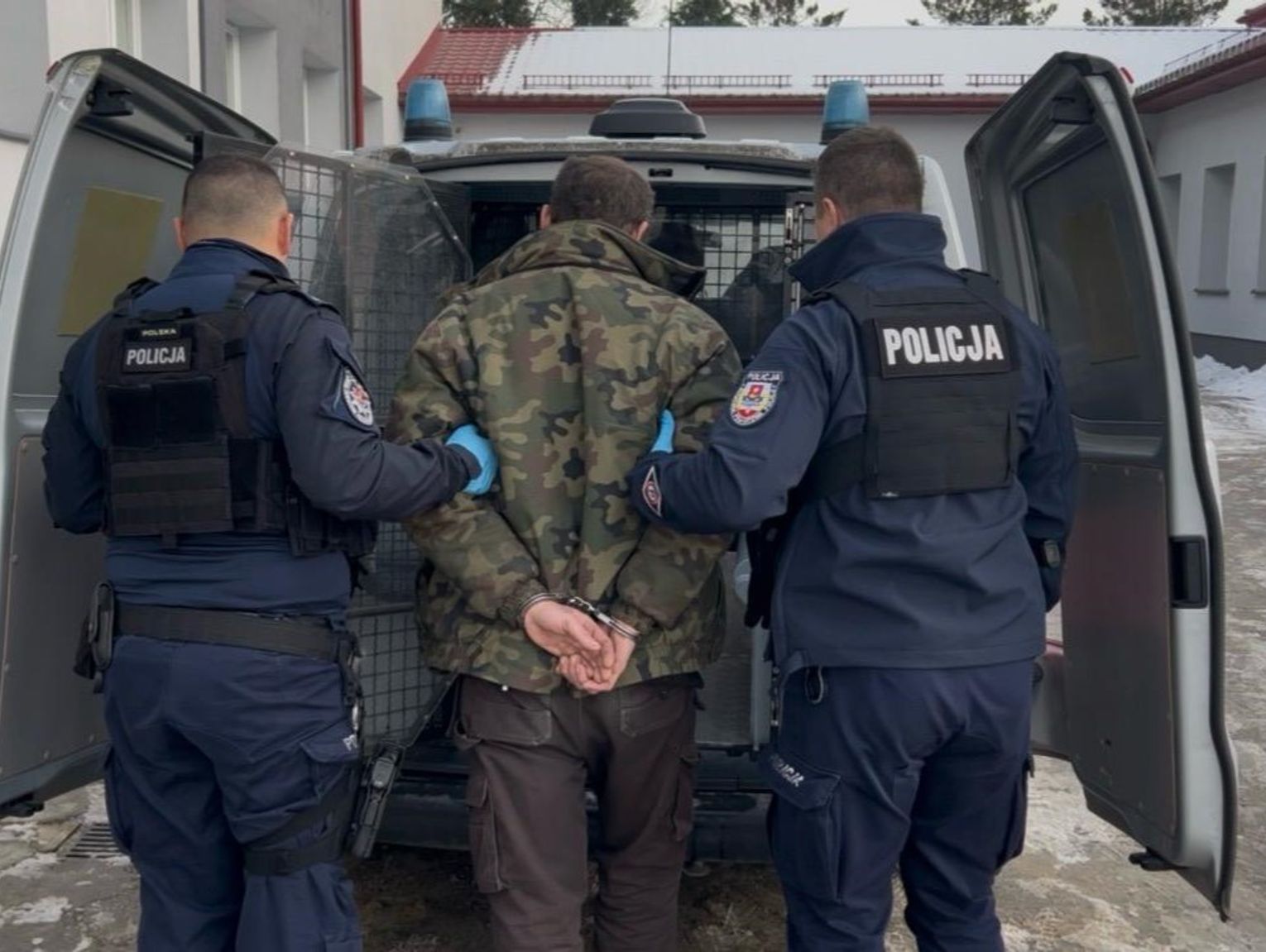 Gm. Izbica. Znęcał się nad matką. Groził, iż zabije i spali. Nożem zamachnął się na policjanta [FILM]