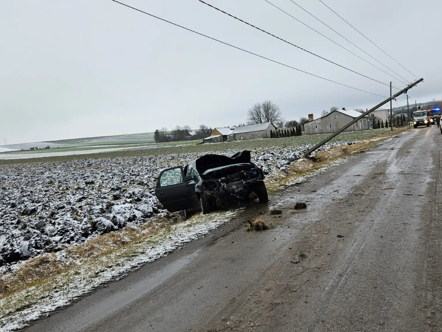 82-latek jak kaskader. Wyprzedził ciężarówkę, po czym uderzył w słup