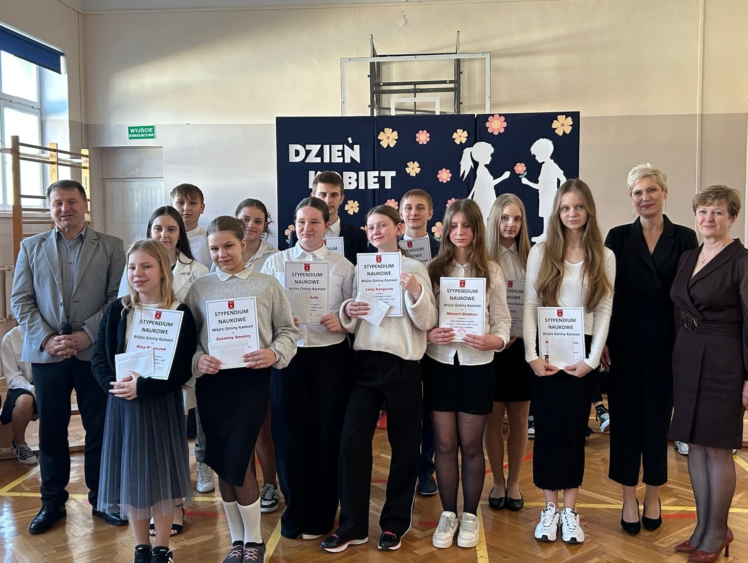 Gm. Kamień. Wójt docenił ich zaangażowanie. Uczniowie otrzymali stypendia.