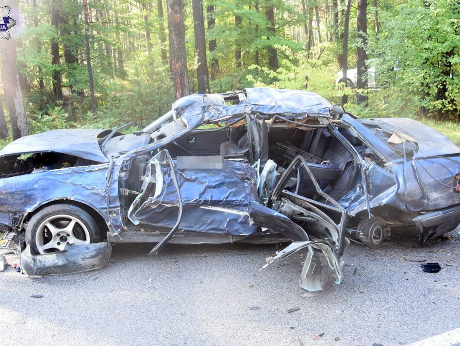 Audi rozbite na drzewie. Śmigłowiec LPR zabrał 20-letniego kierowcę do szpitala [ZDJĘCIA]