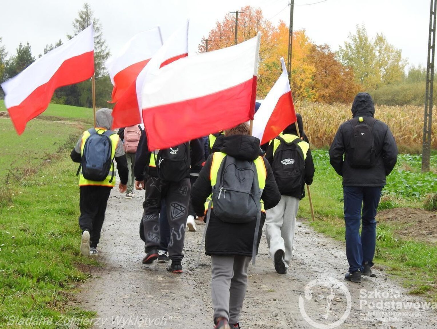 Gm. Krasnystaw. Deszcz nie zatrzymał uczniów. Wyruszyli śladami Żołnierzy Wyklętych [ZDJĘCIA]
