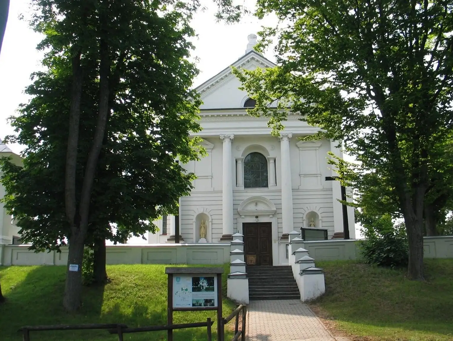 Gm. Leśniowice. Cmentarz to nie wysypisko. Proboszcz apeluje o troskę