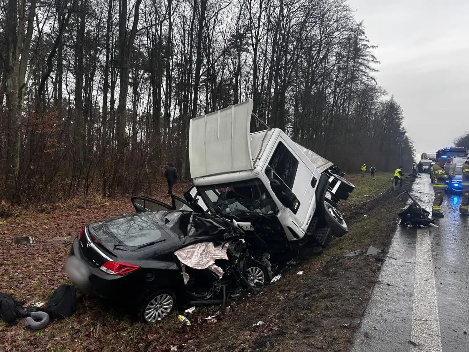 Gm. Łopiennik Górny. Opel zderzył się z ciężarówką na krajowej 17