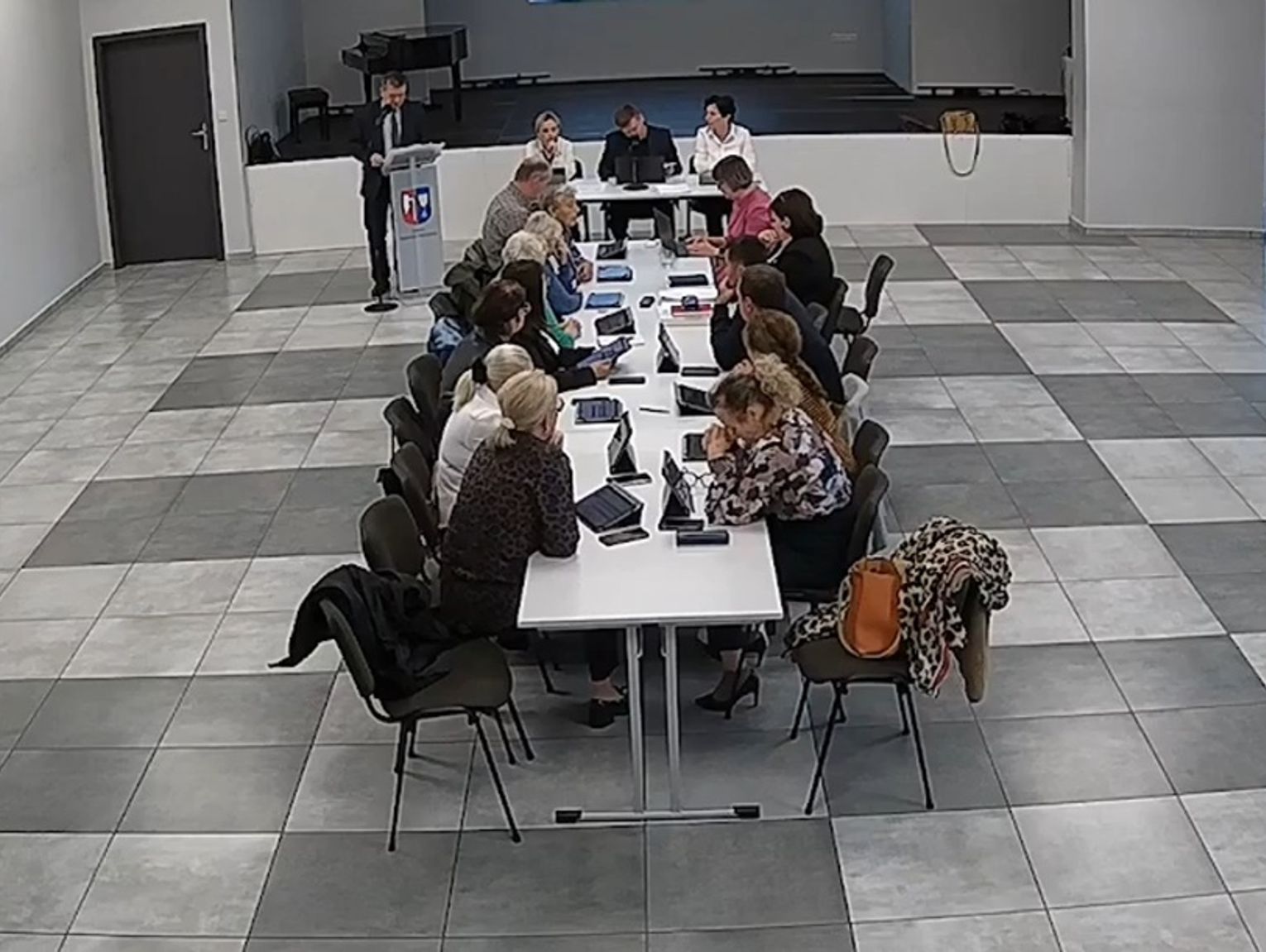 Gm. Rejowiec Fabryczny. Wyścig z czasem w Krasnem. Dodatkowe prace przy świetlicy i nadzwyczajna sesja rady gminy