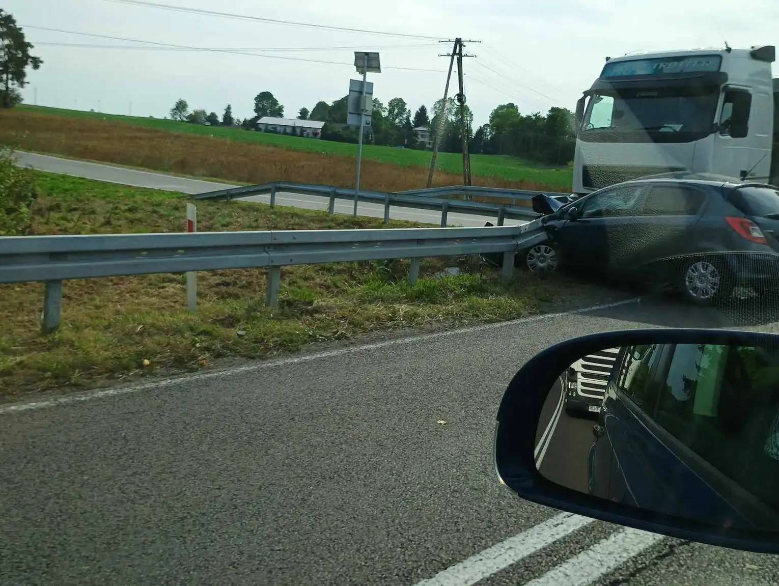 Gm. Rejowiec. Zderzenie osobówki z ciężarówką. Jedna osoba zabrana do szpitala