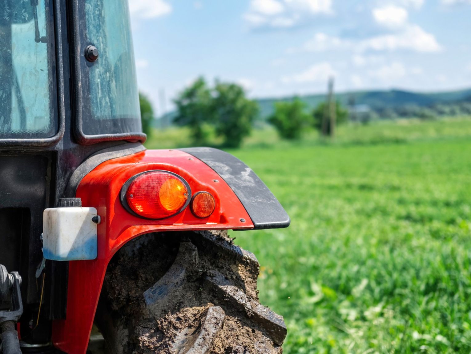 Gm. Ruda-Huta. Poważny wypadek w Chromówce. Ciągnik przygniótł mężczyznę