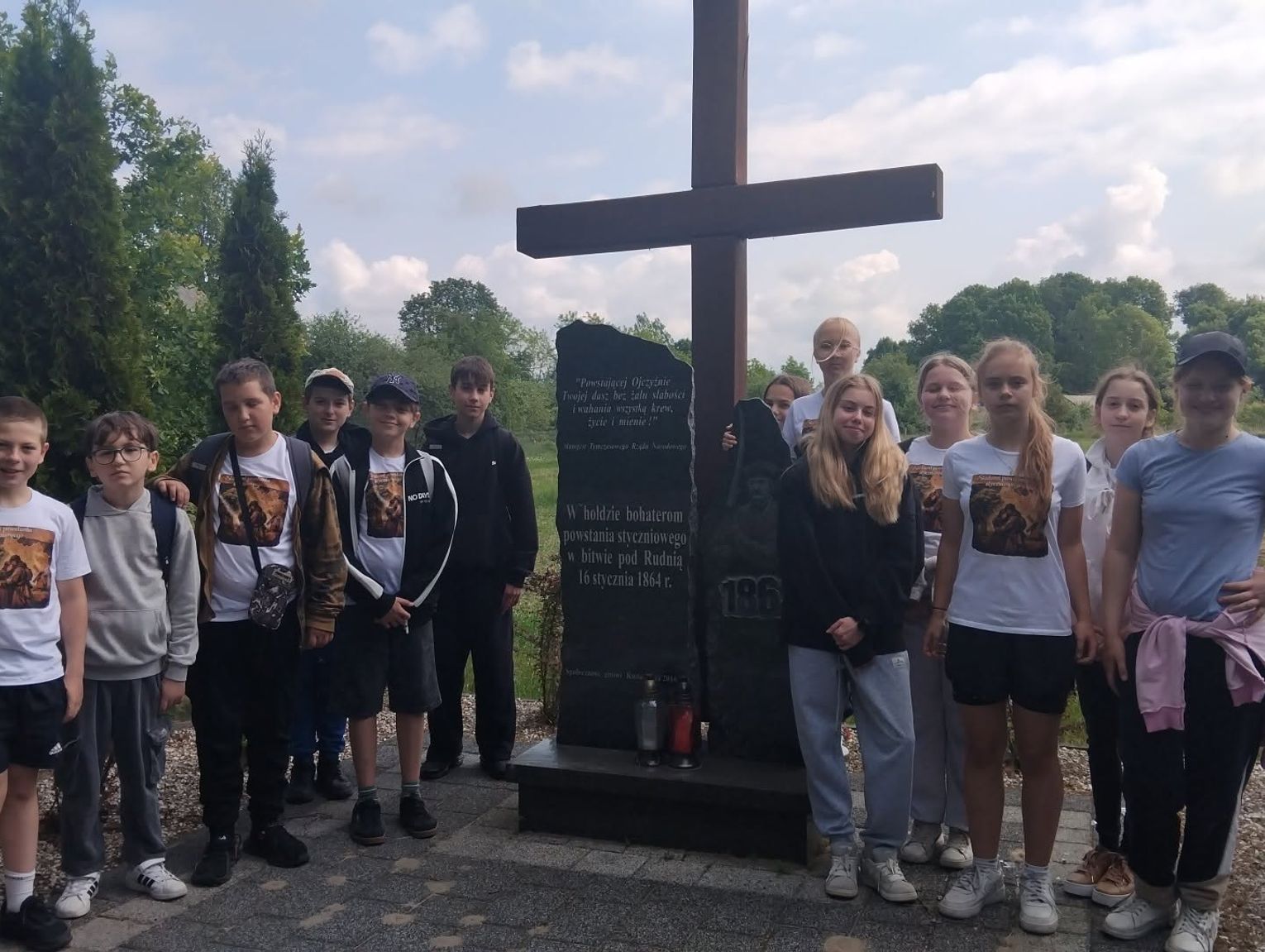 Gm. Ruda-Huta. Rowerem przez historię gminy. Piątoklasiści odkrywali przeszłość na dwóch kółkach