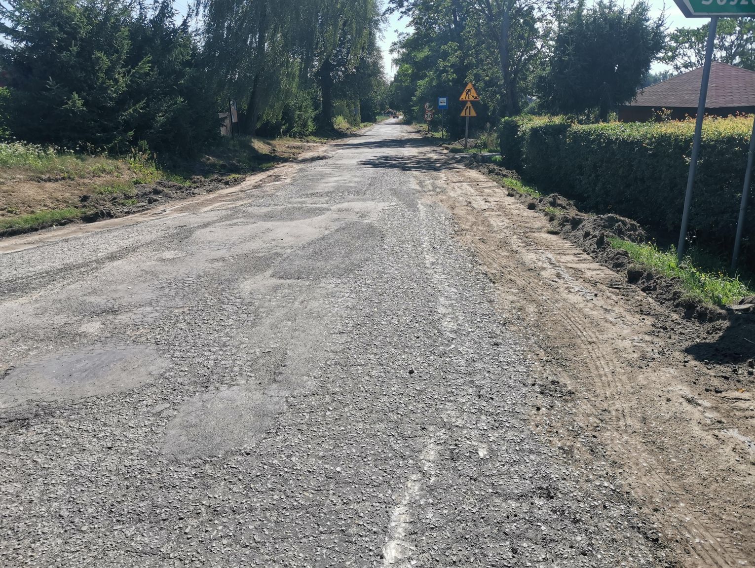 Gm. Rudnik. Drogowcy weszli na plac budowy. Trwa rozbudowa drogi powiatowej