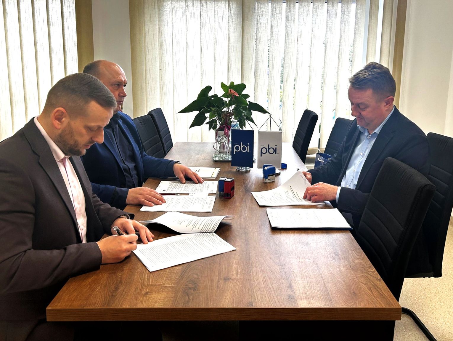 Gm. Rudnik. Przebudowa drogi w Wierzbicy coraz bliżej realizacji. Gmina podpisała umowę