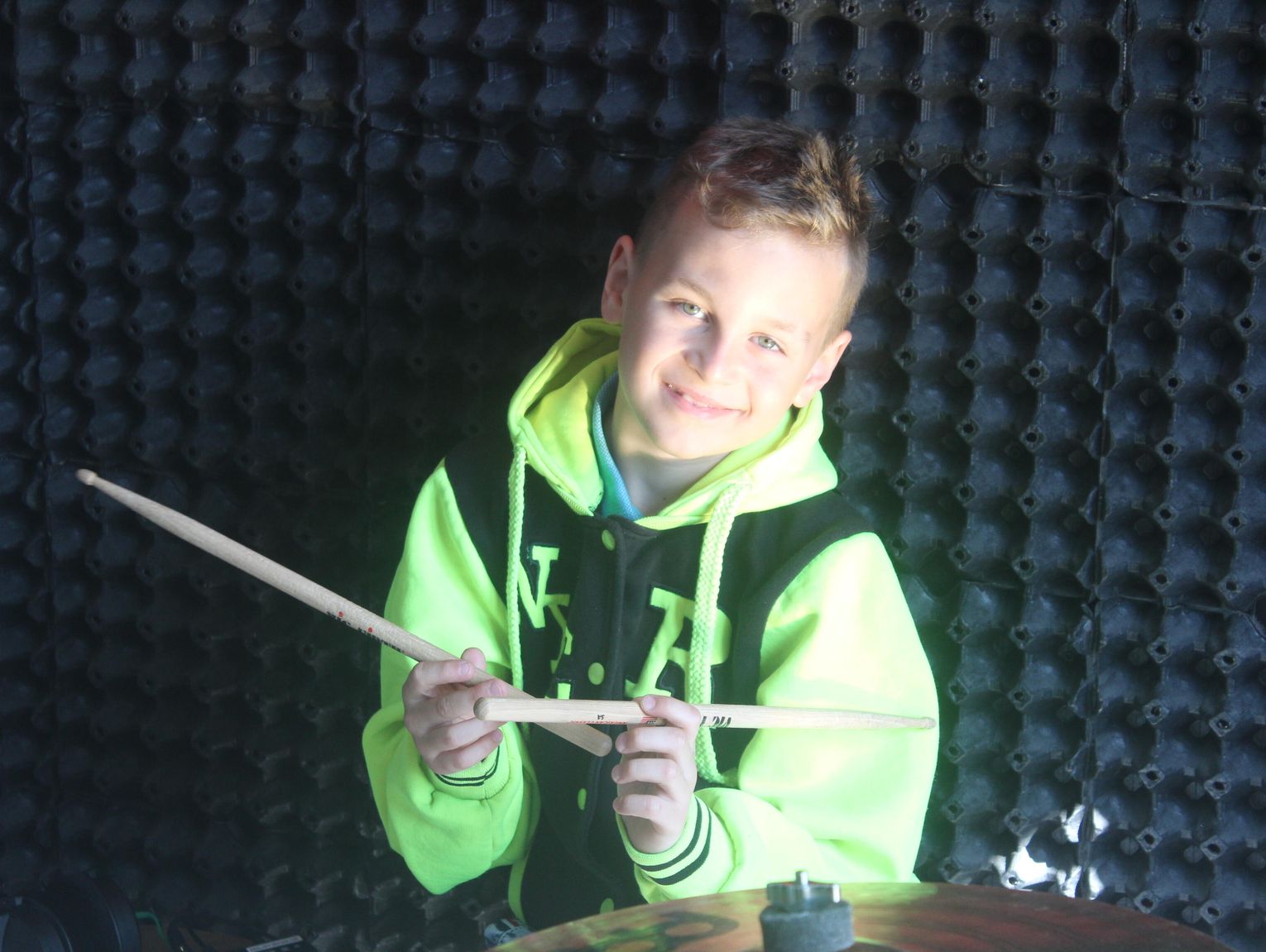 Gm. Sawin. W perkusji bije całe jego serce. O Natanie Drzewieckim jeszcze usłyszy Polska [FILM]